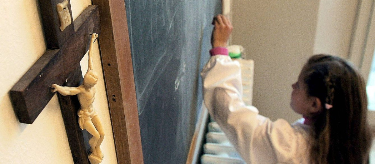 Una niña asiste a clase de Religión