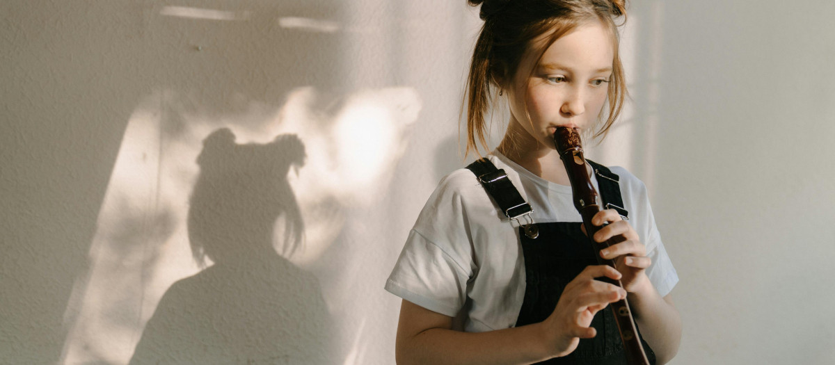 Una niña tocando la flauta