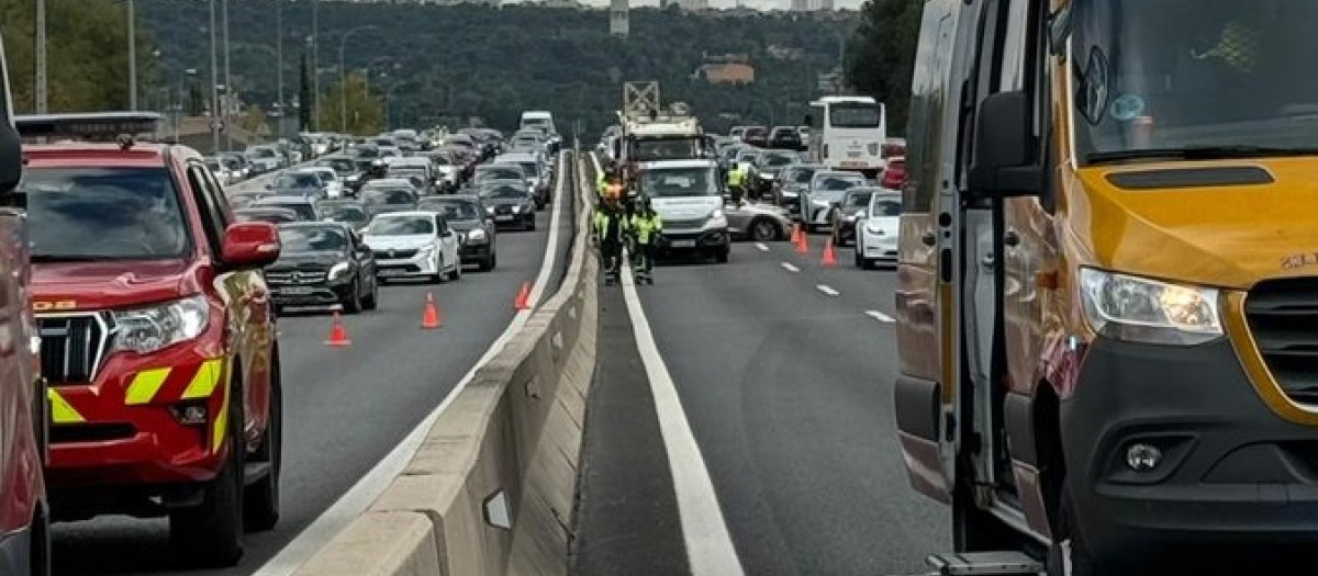 Una herida grave y nueve leves en la colisión entre un coche y un autobús en la A-6, en Aravaca

REMITIDA / HANDOUT por EMERGENCIAS MADRID
Fotografía remitida a medios de comunicación exclusivamente para ilustrar la noticia a la que hace referencia la imagen, y citando la procedencia de la imagen en la firma
23/10/2024