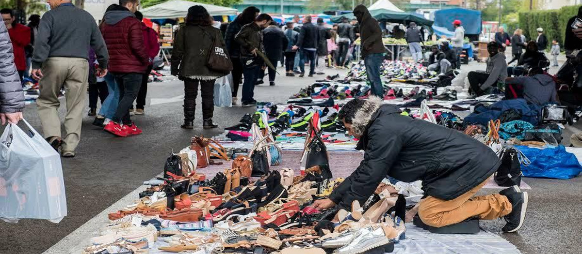 Vendedores del top manta se concentran en el mercado de Canovellas