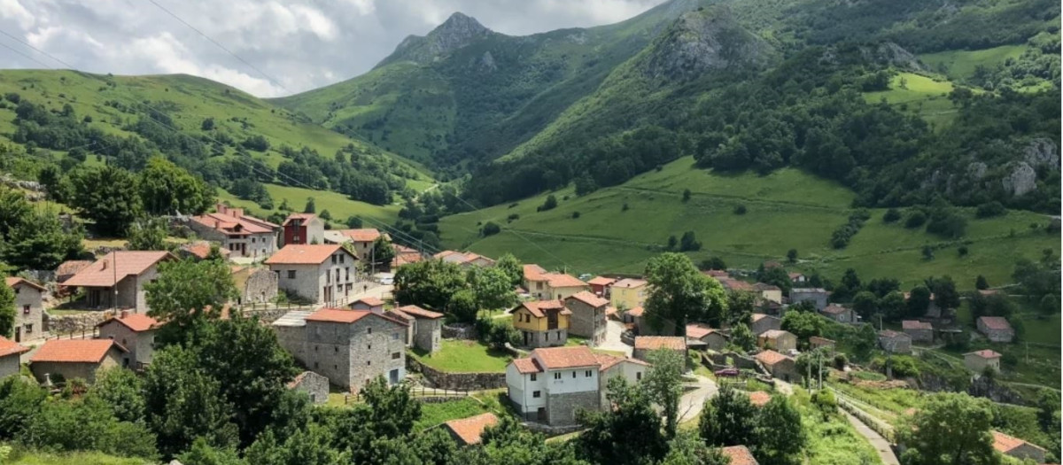 Imagen del pueblo de Sotres, en Cabrales, que este sábado visitarán los Reyes y sus hijas
REMITIDA / HANDOUT por FPA
Fotografía remitida a medios de comunicación exclusivamente para ilustrar la noticia a la que hace referencia la imagen, y citando la procedencia de la imagen en la firma
27/10/2022