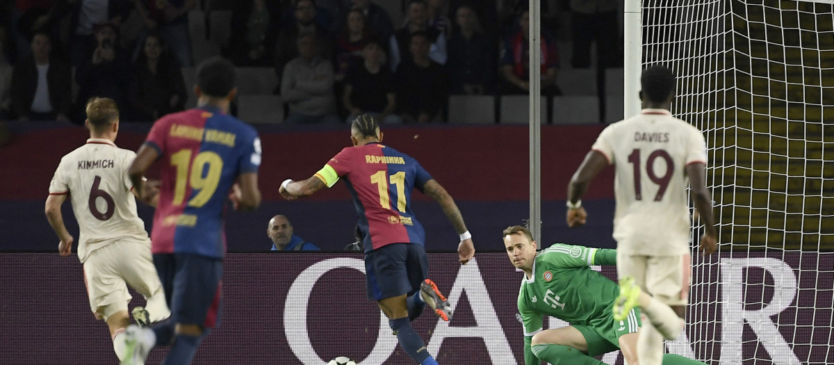 Raphinha regatea a Manuel Neuer en el Barça vs Bayern