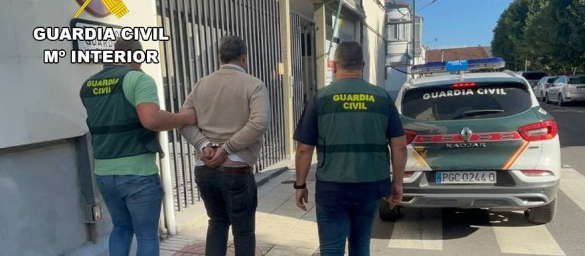 Desarticulado un grupo criminal que estafó 19.000 euros a través de la técnica del 'hijo en apuros'

REMITIDA / HANDOUT por GUARDIA CIVIL
Fotografía remitida a medios de comunicación exclusivamente para ilustrar la noticia a la que hace referencia la imagen, y citando la procedencia de la imagen en la firma
24/10/2024