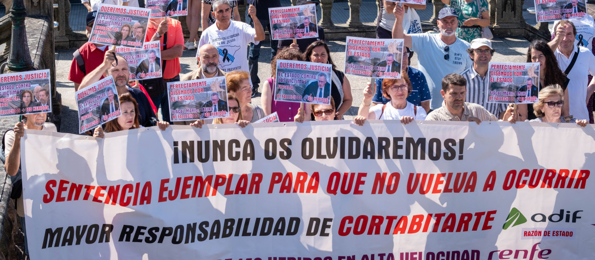 (Foto de ARCHIVO)
Varias personas con una pancarta y carteles durante una concentración de las víctimas de Angrois, en la estación de tren de Santiago, a 24 de julio de 2024, en Santiago de Compostela, A Coruña, Galicia (España). Víctimas del accidente del tren Alvia en Angrois se han concentrado hoy en Santiago para exigir responsabilidades por este accidente ocurrido hace ya once años, el 24 de julio de 2013, y que dejó 80 muertos y 145 heridos. Afectados y familiares de los fallecidos vuelven a la capital gallega 363 días después del final del juicio por este siniestro, que concluyó el 27 de julio de 2023, y sobre el que todavía no hay sentencia.

César Arxina / Europa Press
24 JULIO 2024;A CORUÑA;GALICIA;ALVIA
24/7/2024