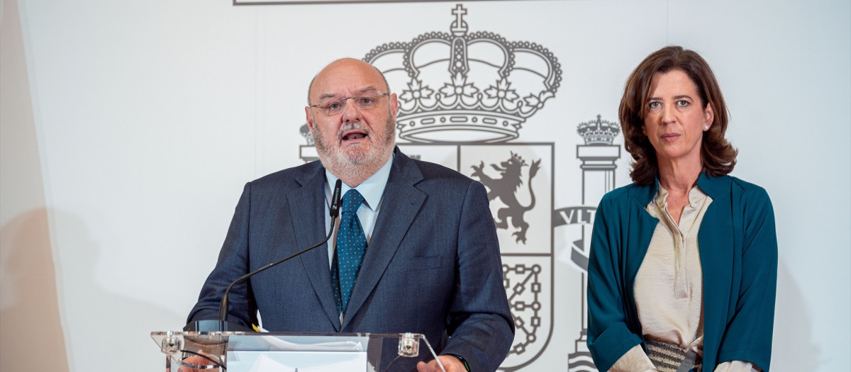 El director general de CECA, José María Méndez y la presidenta y consejera delegada de la Asociación Española de Banca (AEB) y presidenta de la Fundación AEB, Alejandra Kindenlán, comparecen tras un encuentro con representantes de entidades financieras y asociaciones de usuarios para analizar la aplicación del Código de Buenas Prácticas bancario, en la sede del Ministerio, a 9 de marzo de 2023, en Madrid (España). La vicepresidenta se reúne con la banca y usuarios para revisar la aplicación de los tres códigos de buenas prácticas adoptados en el último año, 2022, por las entidades bancarias en colaboración con el ministerio de Economía, y la posibilidad de tomar o no medidas adicionales. Algunos de los protocolos adquiridos fueron 
las medidas que mejoran la atención a las personas mayores y a personas con discapacidad, mejorar el servicio físico en zonas rurales, y los códigos de buenas prácticas para familias con hipotecas variables y en dificultades por la subida de tipos de interés.

Gabriel Luengas / Europa Press
09 MARZO 2023;CALVIÑO;CODIGO;BUENAS PRACTICAS;ENTIDADES;ENTIDADES FINANCIERAS;USUARIOS
09/3/2023