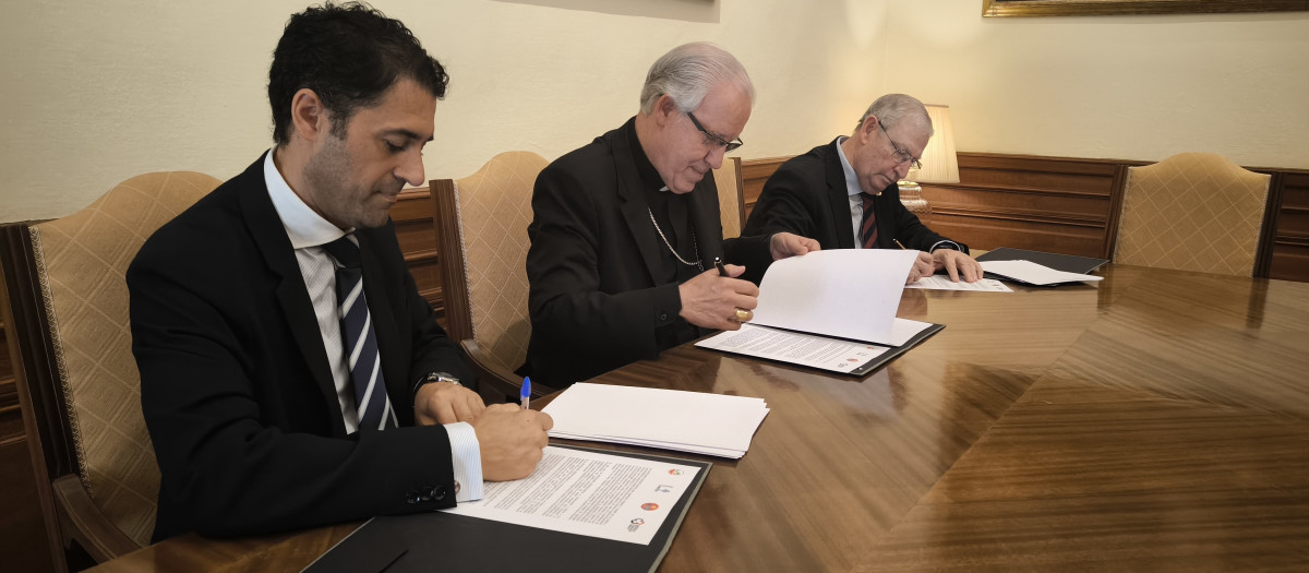 El director de la Fundación Cajasur, Leopoldo Izquierdo, el arzobispo de Sevilla, José Ángel Saiz Meneses, y el presidente del Consejo de Hermandades y Cofradías de Sevilla, Francisco Vélez