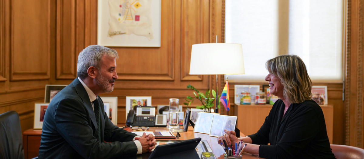 La nueva Comisionada de la noche, Carmen Zapata, junto al alcalde de Barcelona