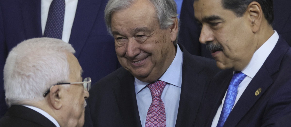 Antonio Guterres, secretario general de la ONU, saluda a Mahmoud Abbas y a Nicolás Maduro