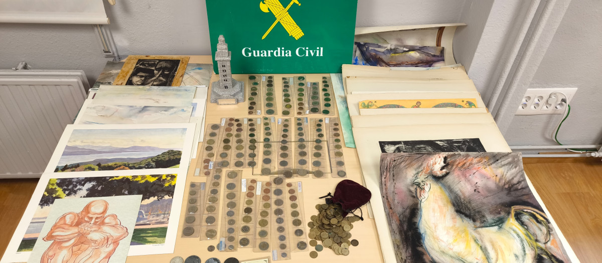 Detenido por robar lienzos, monedas de coleccionismo y 14.000 euros en una vivienda de Castrelo de Miño (Ourense)

REMITIDA / HANDOUT por GUARDIA CIVIL
Fotografía remitida a medios de comunicación exclusivamente para ilustrar la noticia a la que hace referencia la imagen, y citando la procedencia de la imagen en la firma
25/10/2024