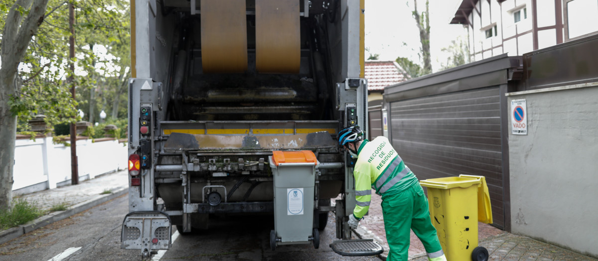 Un operario recoge la basura en una calle de Madrid