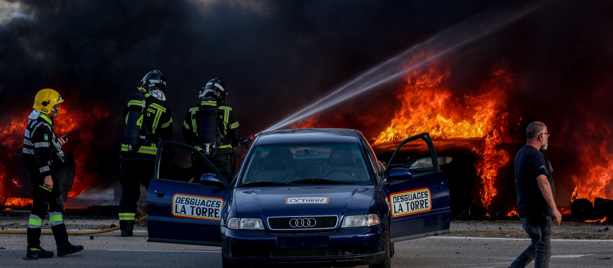 Efectivos del Cuerpo de Bomberos de la Comunidad de Madrid participan en un Simulacro de emergencias en la Base Aérea de Cuatro Viento