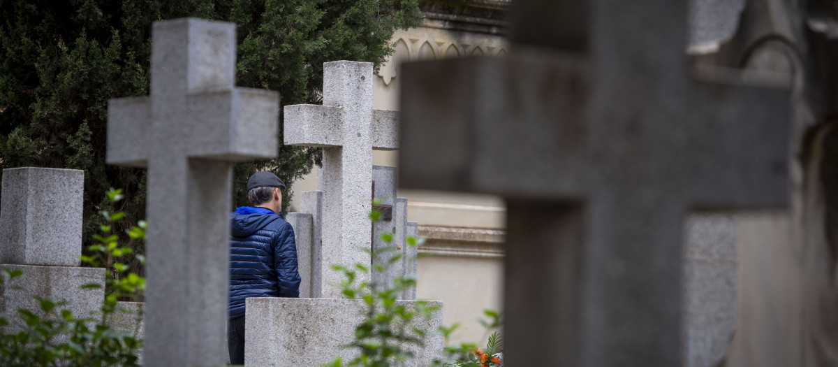 (Un hombre entre las lápidas del cementerio de San Isidro