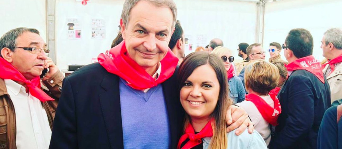 Elisa Abril junto al expresidente del Gobierno, José Luis Rodríguez Zapatero, en un acto del PSOE en el año 2017