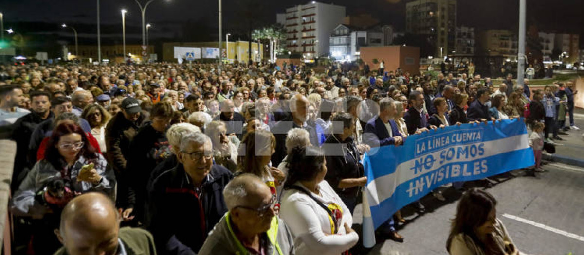 Una multitudinaria manifestación ha recorrido este viernes las calles de la ciudad de La Línea de la Concepción para que los gobiernos de España y Reino Unido lleguen a un acuerdo sobre Gibraltar