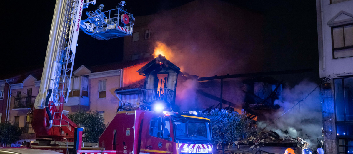 Una explosión de gas ha provocado esta madrugada el derrumbe de un edificio de la calle de La Albericia, en Santander