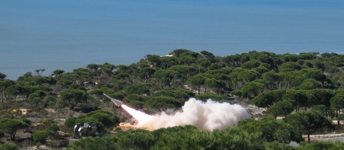 Lanzamiento de un misil Hawk de la Unidad de Defensa Anti-Aérea de las Fuerzas Armadas españolas