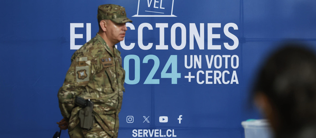 Un militar resguarda un centro de votación en Santiago de Chile