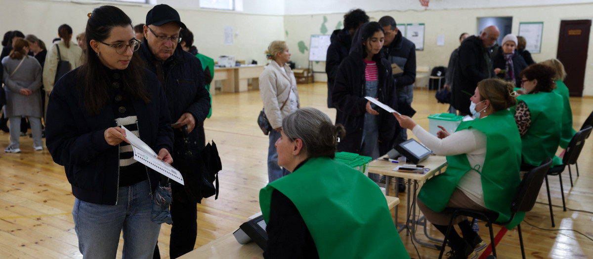 Votantes en un centro de votación de Tiflis