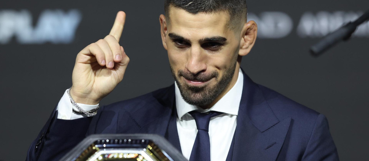Ilia Topuria posa con el título de campeón de la UFC