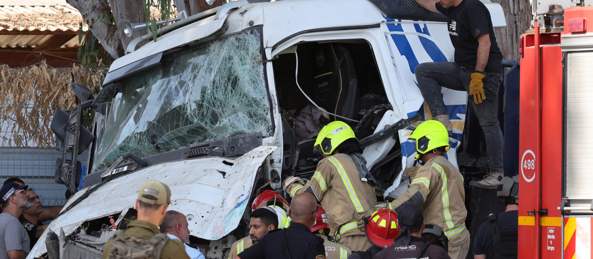 La policía de Israel inspecciona el camión involucrado en la ataque en Tel Aviv