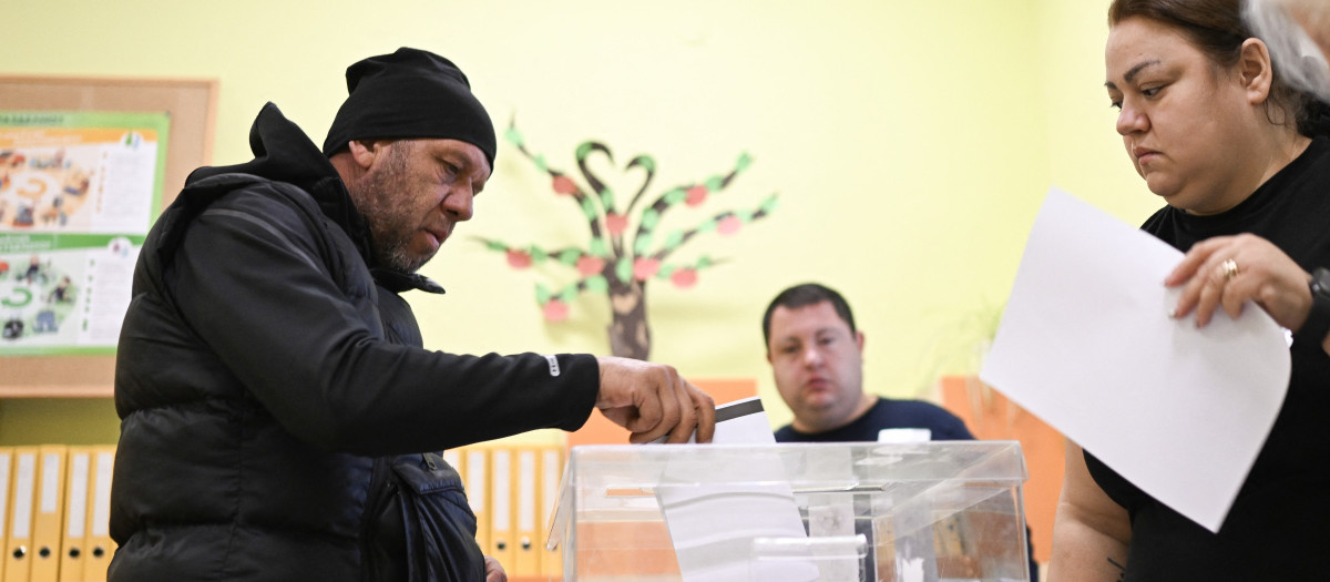 Un hombre deposita su voto en un centro de votación de Sofía, Bulgaria