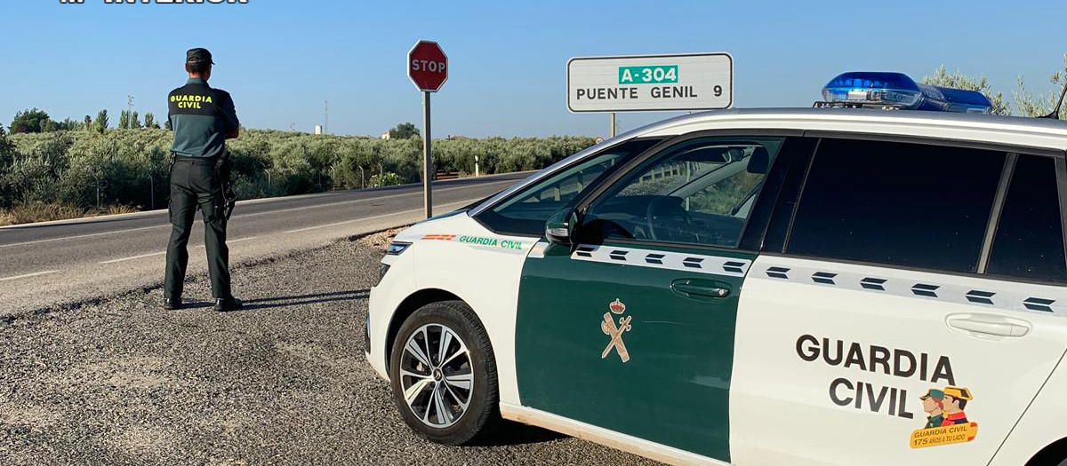 Vehículo de la Guardia Civil en un control a la entrada de Puente Genil