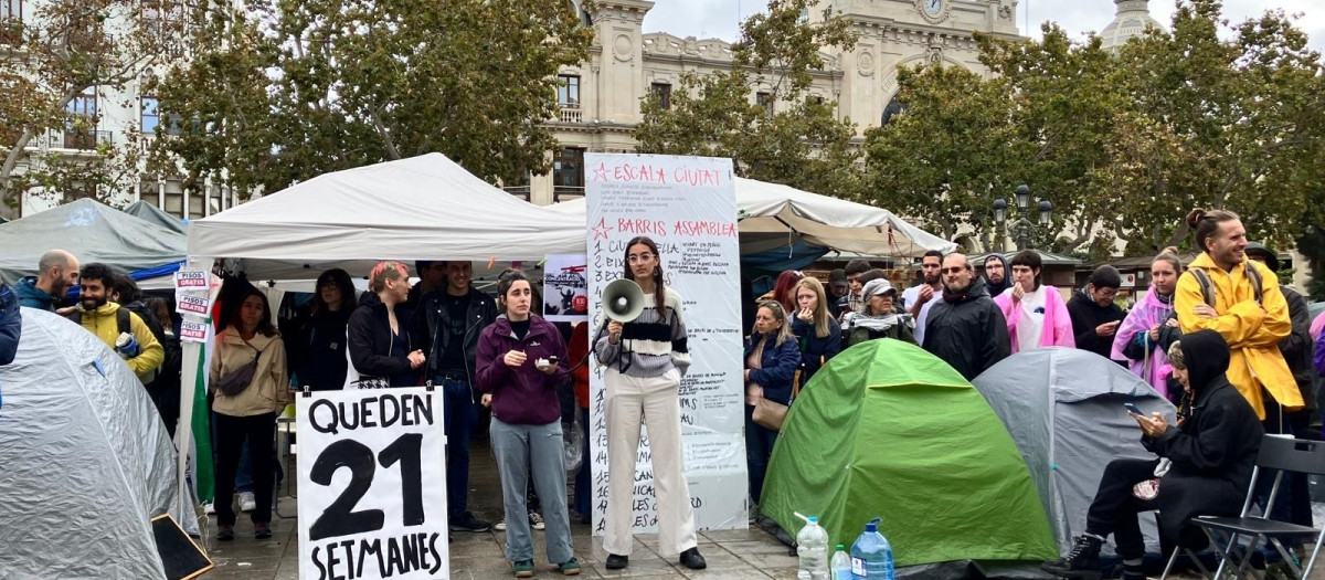 Integrantes de la acampada en la Plaza del Ayuntamiento de Valencia