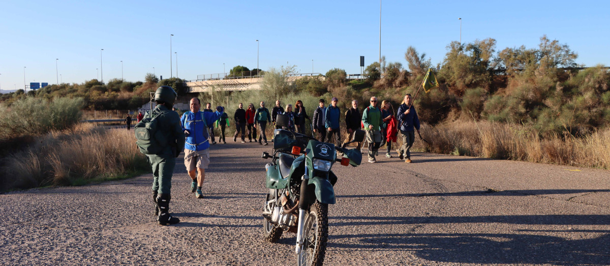 Peregrinos en el Camino Mozárabe protegidos por la Guardia Civil