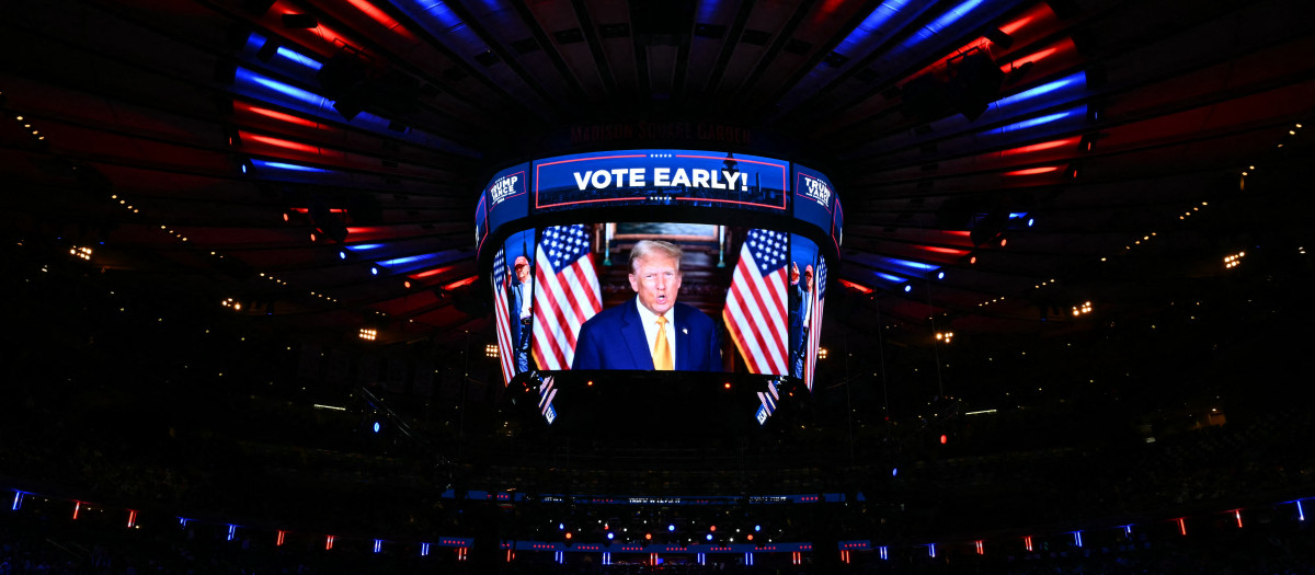 Los partidarios del expresidente estadounidense y candidato presidencial republicano Donald Trump esperan un mitin de campaña en el Madison Square Garden de Nueva York