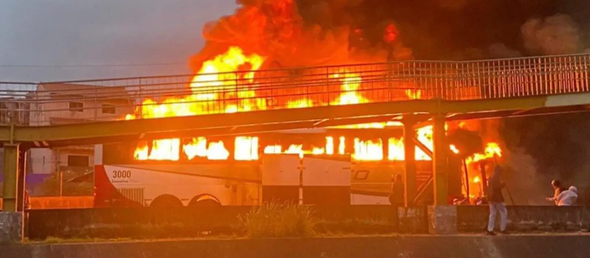 Autobús incendiado que transportaba a hinchas del Cruzeiro