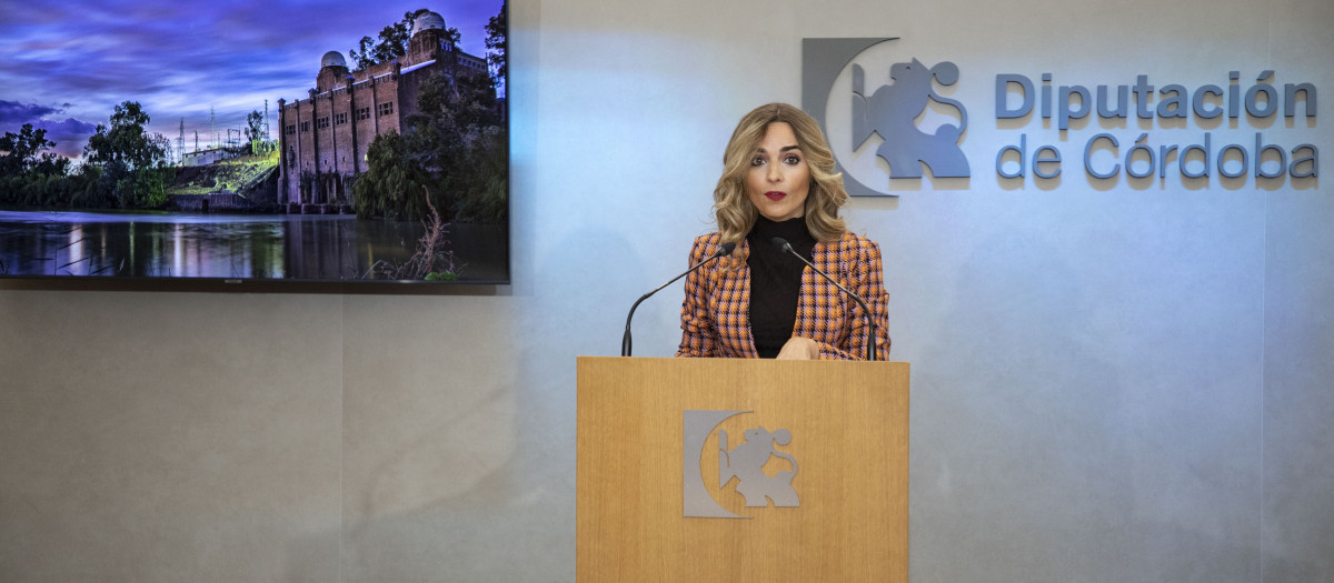 La delegada de Turismo de la Diputación de Córdoba, Narci Ruiz, dando a conocer el fallo del jurado