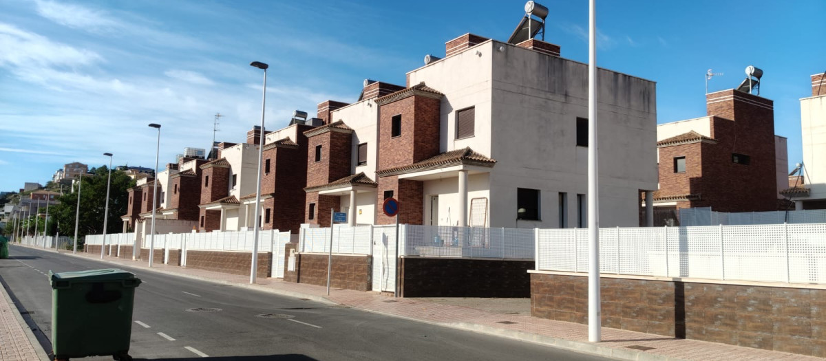 Imagen de los chalets okupados en Oropesa del Mar, Castellón