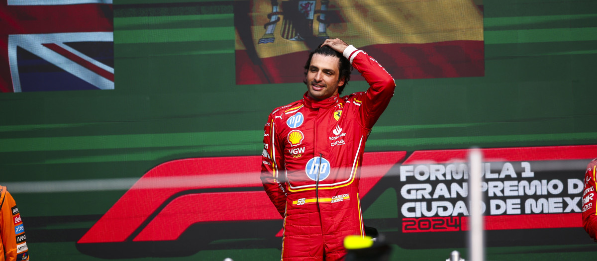 Carlos Sainz durante el himno español en el GP de México, donde ha conseguido su cuarta victoria