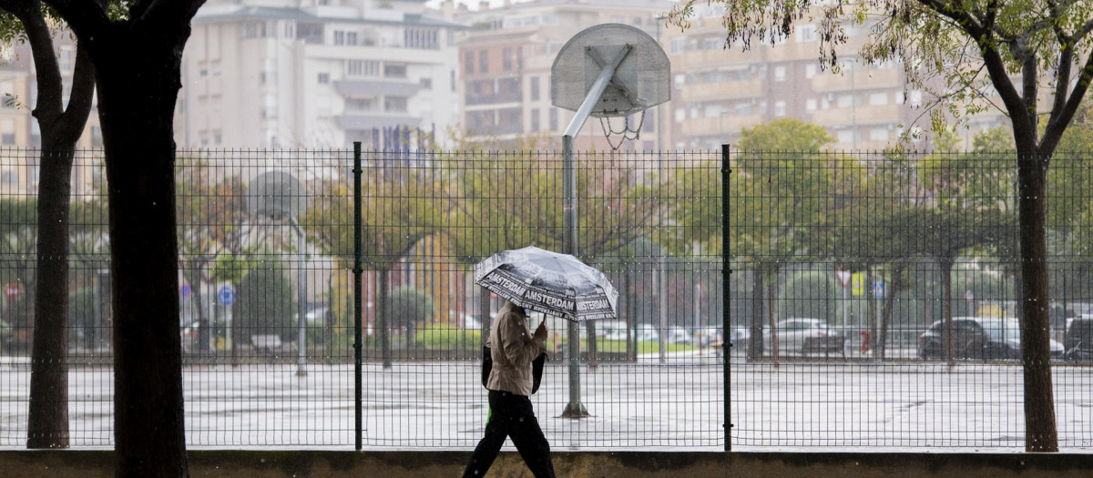 Una persona pasea bajo la lluvia