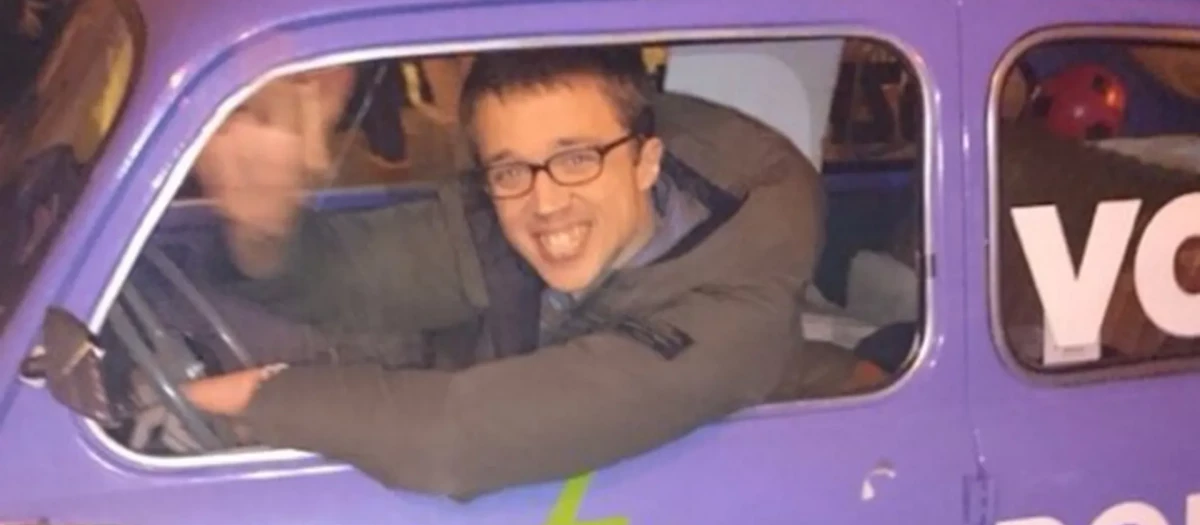 Íñigo Errejón al volante del Seat 600 morado