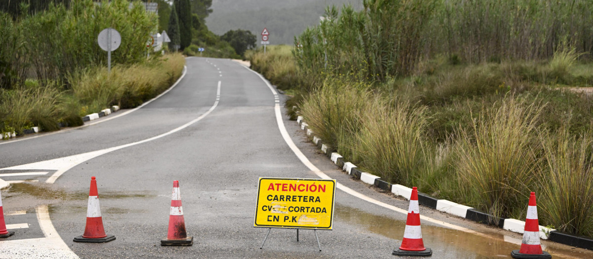 Una carretera cortada por la lluvia en Cabanes, Castellón