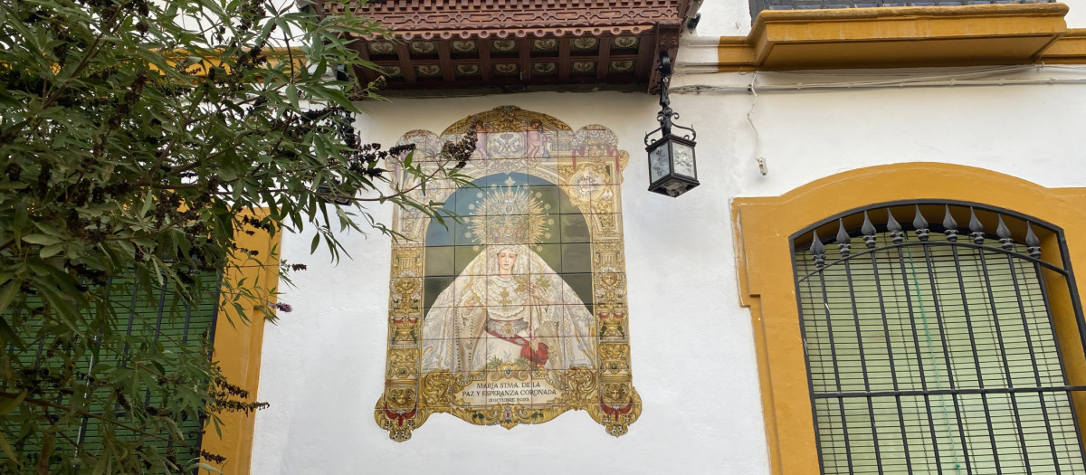 Azulejo de la Virgen de la Paz y Esperanza en la plaza de Capuchinas