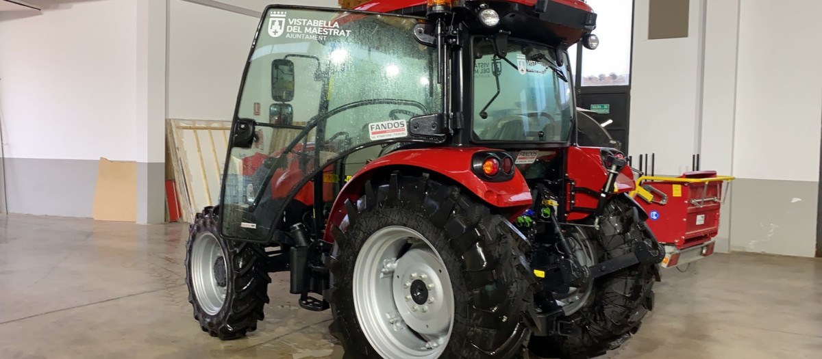 Imagen del tractor municipal que comparten los vecinos de Vistabella, Castellón