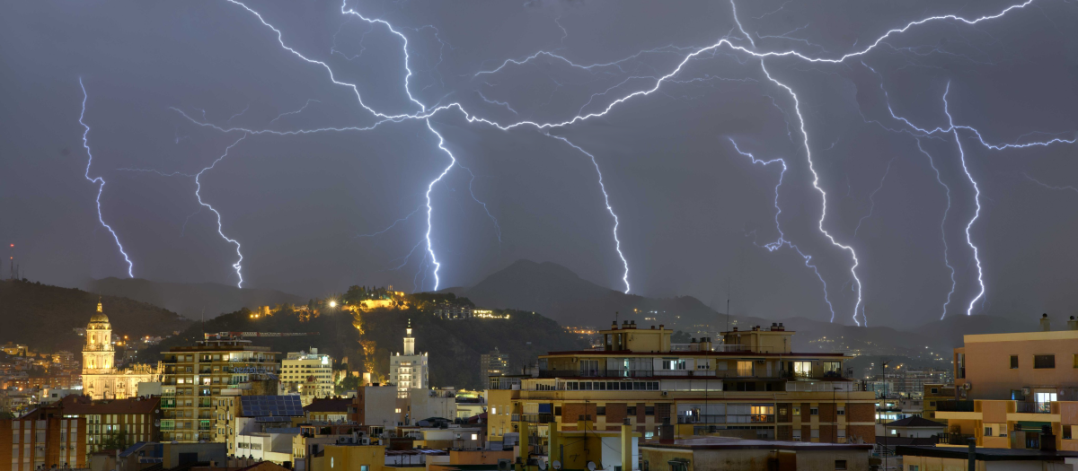 Las imágenes de la tormenta eléctrica han sido capturadas por cientos de malagueños