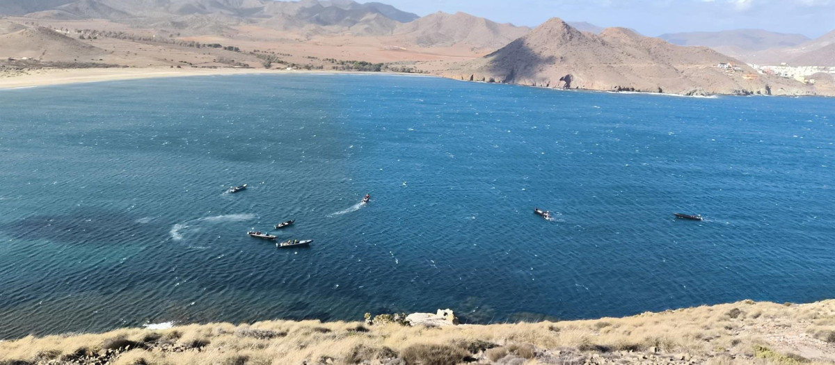 Narcolanchas refugiadas del temporal en la playa de Los Genoveses de Níjar (archivo)