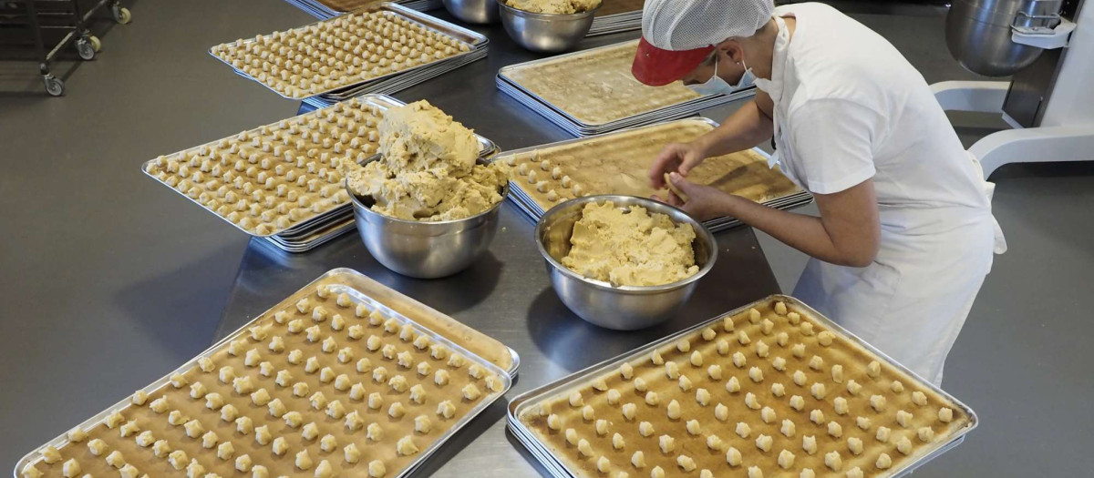 Trabajadoras amasando las Maruxas de nata