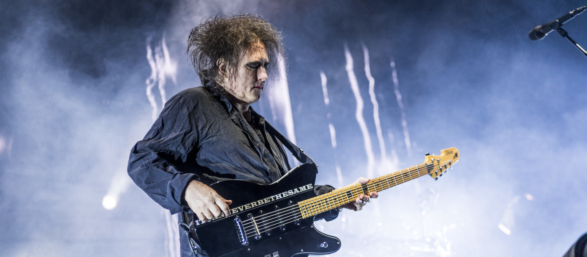 Robert Smith, cantante en The Cure durante un concierto.