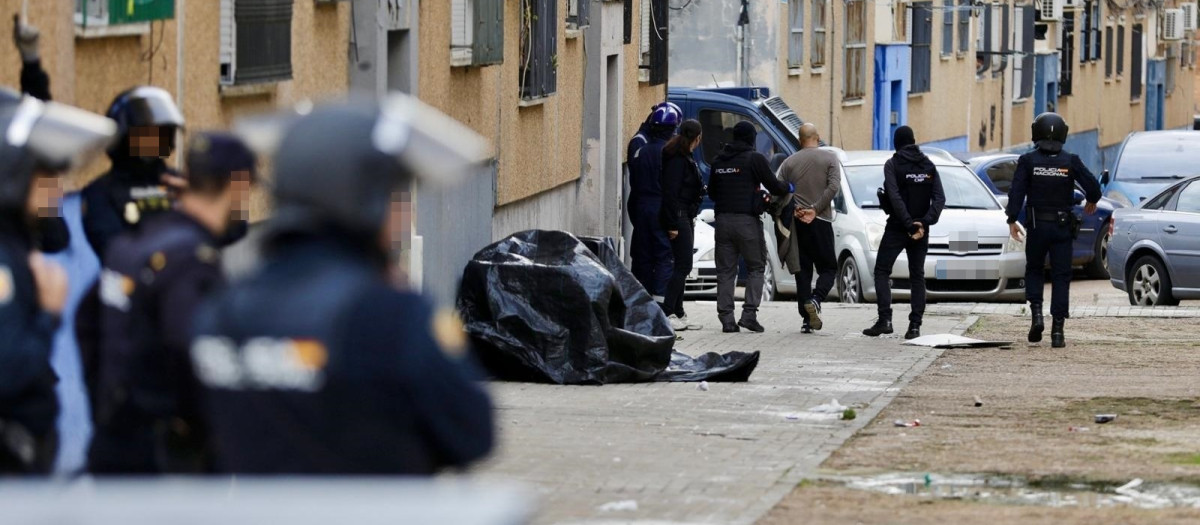 Varios detenidos en el marco del macrooperativo desplegado en El Torrejón con más de 200 policías