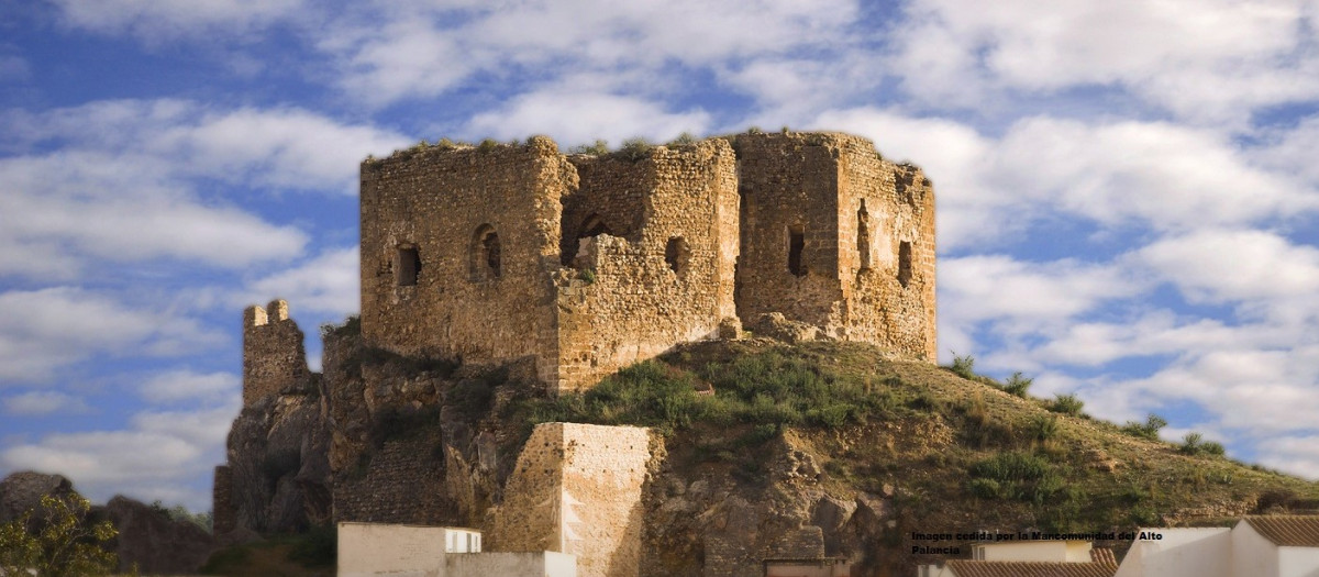 Imagen del castillo que da nombre a Castellnovo, un pequeño municipio del interior de Castellón