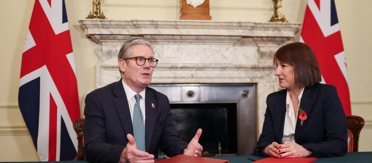 El primer ministro británico, Keir Starmer, se reúne con la canciller británica, Rachel Reeves, dos días antes del anuncio del primer presupuesto del nuevo gobierno laborista, en Downing Street, en Londres