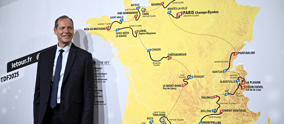 El director del Tour de Francia, Christian Prudhomme junto al recorrido oficial de la gran vuelta