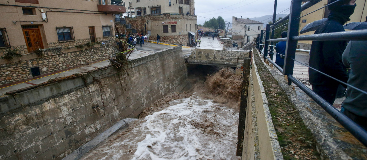 Fotografía este martes, del paso del agua en Letur (Albacete)