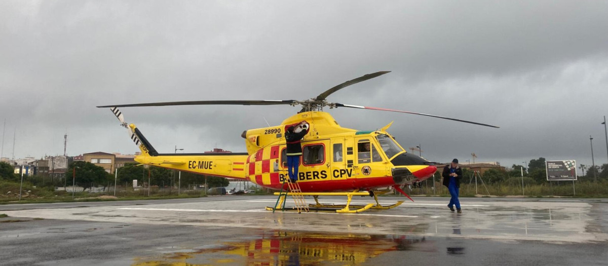 Imagen de un helicóptero de rescate de los Bomberos de Valencia, en las labores de rescate por la DANA