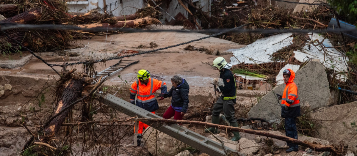 Varios servicios de emergencias ayudan en las labores de rescate, a 29 de octubre de 2024, en Letur, AlbaceteVíctor Fernández / Europa Press
29 OCTUBRE 2024;RIADA;EMERGENCIA;RIADA;AGUA;DANA;LLUVIA;TORRENTE;SIERRA DE SEGURA;
29/10/2024