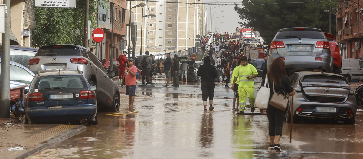 Vehículos destrozados tras el paso de la DANA por el barrio de La Torre de Valencia